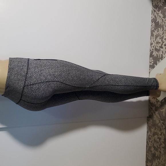 Lululemon Run It Out Tight Power Luxtreme Ripple Jacquard Black White Size 8 - Picture 5 of 15